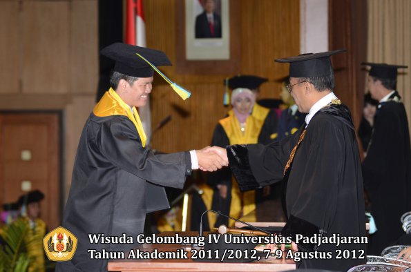 wisuda-unpad-gel-iv-2011_2012-fakultas-farmasi-oleh-rektor-187