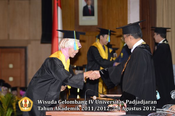 wisuda-unpad-gel-iv-2011_2012-fakultas-farmasi-oleh-rektor-188