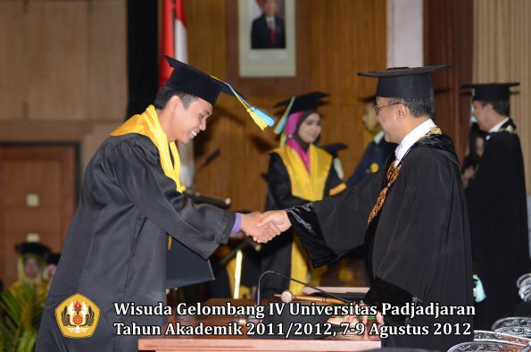 wisuda-unpad-gel-iv-2011_2012-fakultas-farmasi-oleh-rektor-189