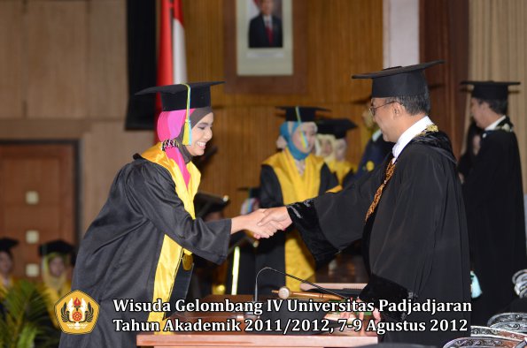 wisuda-unpad-gel-iv-2011_2012-fakultas-farmasi-oleh-rektor-190