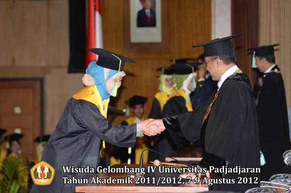 wisuda-unpad-gel-iv-2011_2012-fakultas-farmasi-oleh-rektor-191