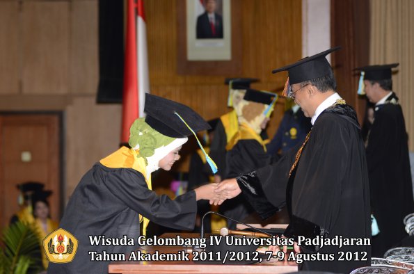 wisuda-unpad-gel-iv-2011_2012-fakultas-farmasi-oleh-rektor-192