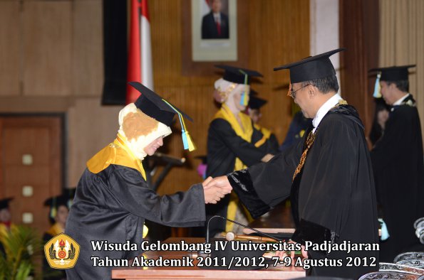 wisuda-unpad-gel-iv-2011_2012-fakultas-farmasi-oleh-rektor-193