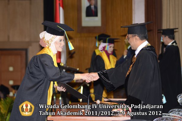 wisuda-unpad-gel-iv-2011_2012-fakultas-farmasi-oleh-rektor-194