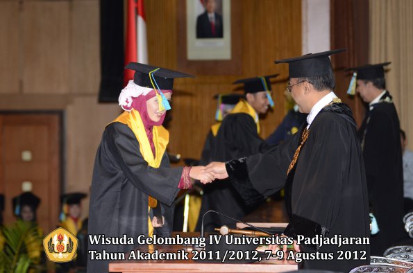 wisuda-unpad-gel-iv-2011_2012-fakultas-farmasi-oleh-rektor-195