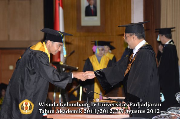 wisuda-unpad-gel-iv-2011_2012-fakultas-farmasi-oleh-rektor-196