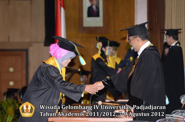 wisuda-unpad-gel-iv-2011_2012-fakultas-farmasi-oleh-rektor-197