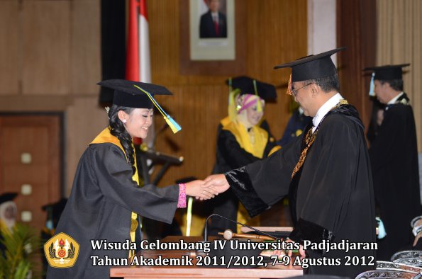 wisuda-unpad-gel-iv-2011_2012-fakultas-farmasi-oleh-rektor-198