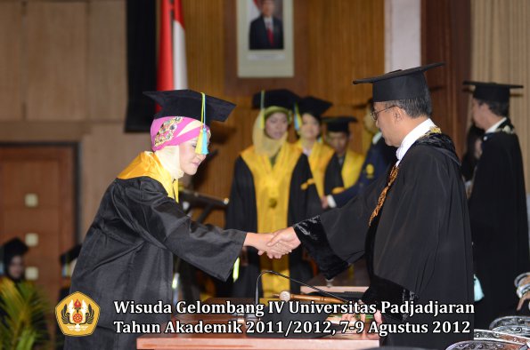 wisuda-unpad-gel-iv-2011_2012-fakultas-farmasi-oleh-rektor-199