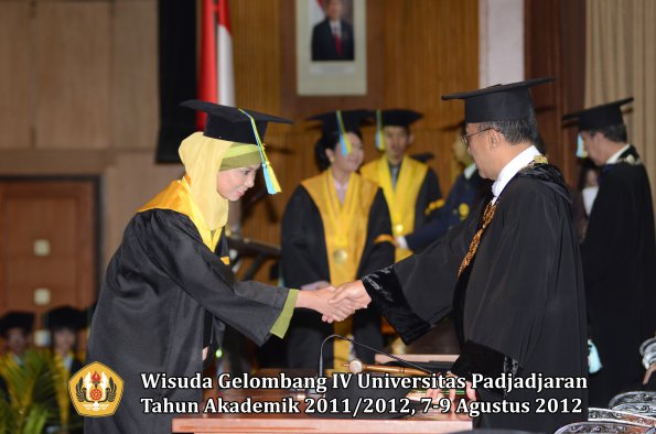 wisuda-unpad-gel-iv-2011_2012-fakultas-farmasi-oleh-rektor-200