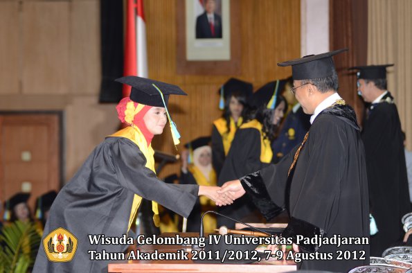 wisuda-unpad-gel-iv-2011_2012-fakultas-farmasi-oleh-rektor-203