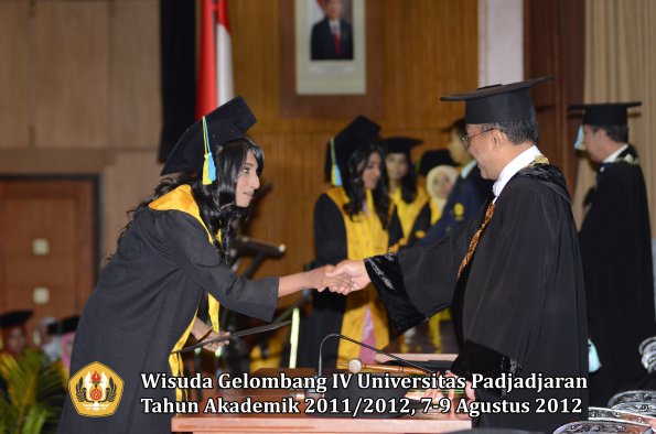 wisuda-unpad-gel-iv-2011_2012-fakultas-farmasi-oleh-rektor-205