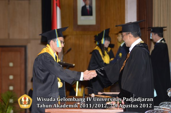 wisuda-unpad-gel-iv-2011_2012-fakultas-farmasi-oleh-rektor-211