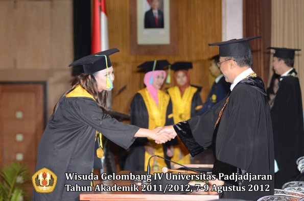 wisuda-unpad-gel-iv-2011_2012-fakultas-farmasi-oleh-rektor-213