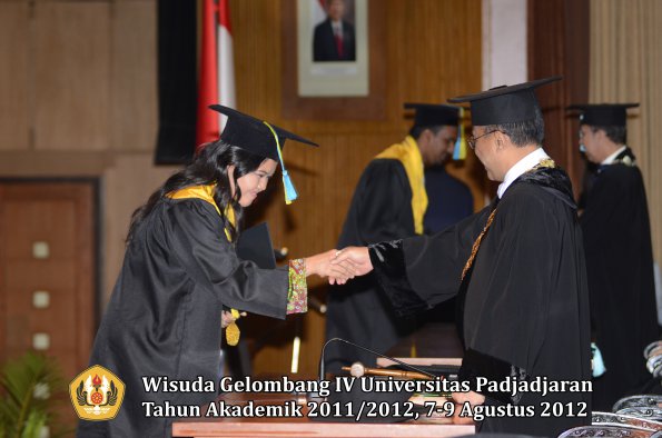 wisuda-unpad-gel-iv-2011_2012-fakultas-farmasi-oleh-rektor-217