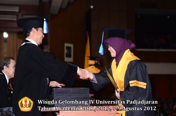 wisuda-unpad-gel-iv-2011_2012-fakultas-ilmu-keperawatan-oleh-dekan-016