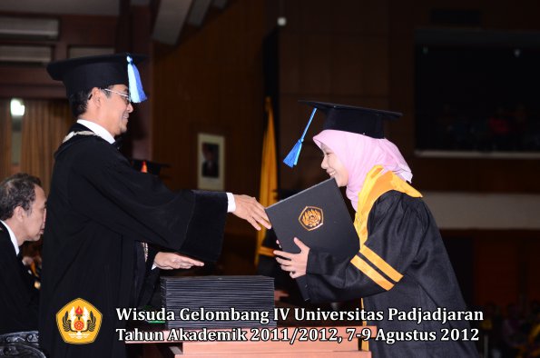 wisuda-unpad-gel-iv-2011_2012-fakultas-ilmu-keperawatan-oleh-dekan-019