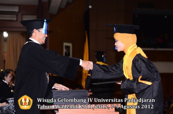 wisuda-unpad-gel-iv-2011_2012-fakultas-ilmu-keperawatan-oleh-dekan-023