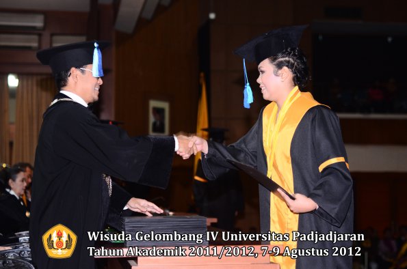 wisuda-unpad-gel-iv-2011_2012-fakultas-ilmu-keperawatan-oleh-dekan-027