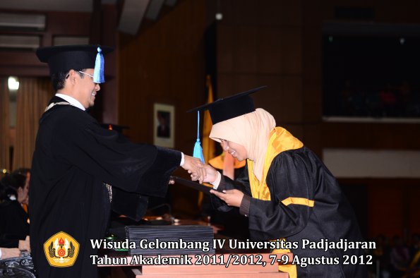 wisuda-unpad-gel-iv-2011_2012-fakultas-ilmu-keperawatan-oleh-dekan-029