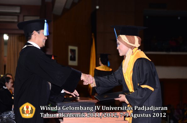 wisuda-unpad-gel-iv-2011_2012-fakultas-ilmu-keperawatan-oleh-dekan-033