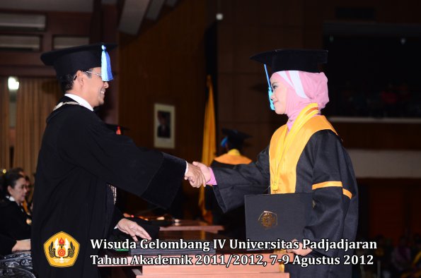 wisuda-unpad-gel-iv-2011_2012-fakultas-ilmu-keperawatan-oleh-dekan-042