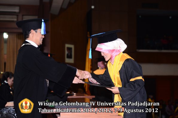 wisuda-unpad-gel-iv-2011_2012-fakultas-ilmu-keperawatan-oleh-dekan-043