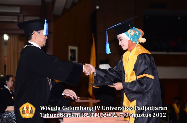 wisuda-unpad-gel-iv-2011_2012-fakultas-ilmu-keperawatan-oleh-dekan-044