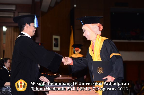 wisuda-unpad-gel-iv-2011_2012-fakultas-ilmu-keperawatan-oleh-dekan-045