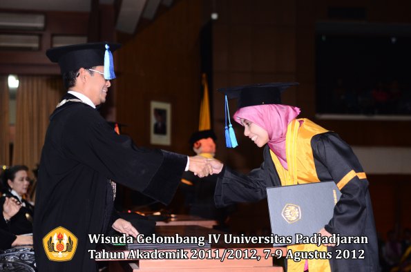 wisuda-unpad-gel-iv-2011_2012-fakultas-ilmu-keperawatan-oleh-dekan-046