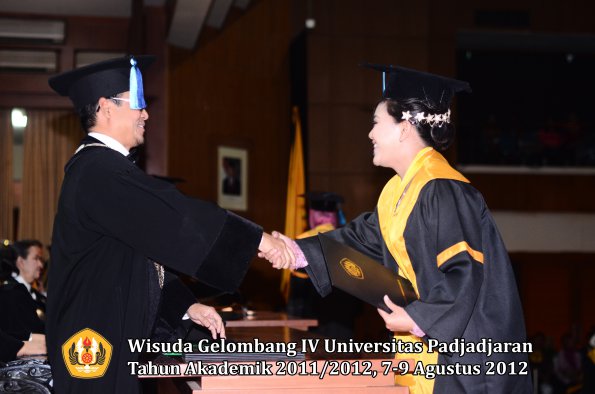 wisuda-unpad-gel-iv-2011_2012-fakultas-ilmu-keperawatan-oleh-dekan-047