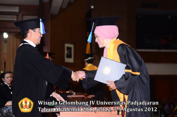 wisuda-unpad-gel-iv-2011_2012-fakultas-ilmu-keperawatan-oleh-dekan-048