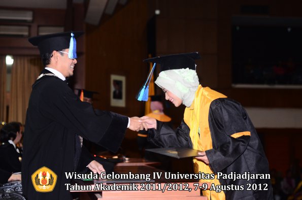 wisuda-unpad-gel-iv-2011_2012-fakultas-ilmu-keperawatan-oleh-dekan-049