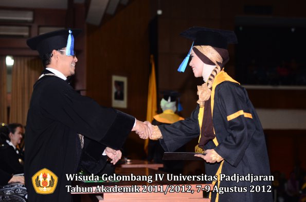 wisuda-unpad-gel-iv-2011_2012-fakultas-ilmu-keperawatan-oleh-dekan-050