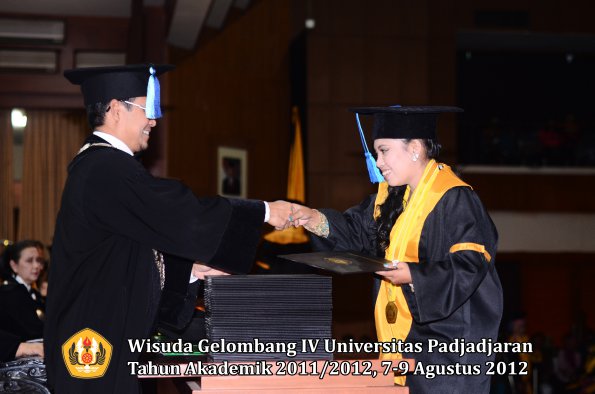 wisuda-unpad-gel-iv-2011_2012-fakultas-ilmu-keperawatan-oleh-dekan-051