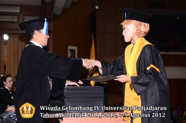 wisuda-unpad-gel-iv-2011_2012-fakultas-ilmu-keperawatan-oleh-dekan-052