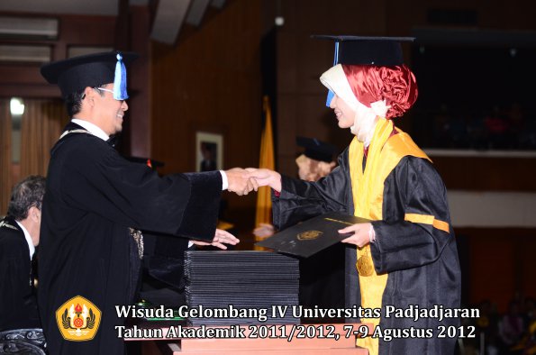 wisuda-unpad-gel-iv-2011_2012-fakultas-ilmu-keperawatan-oleh-dekan-053