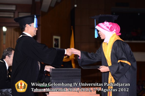 wisuda-unpad-gel-iv-2011_2012-fakultas-ilmu-keperawatan-oleh-dekan-054