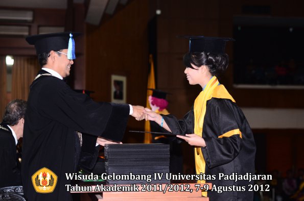 wisuda-unpad-gel-iv-2011_2012-fakultas-ilmu-keperawatan-oleh-dekan-055