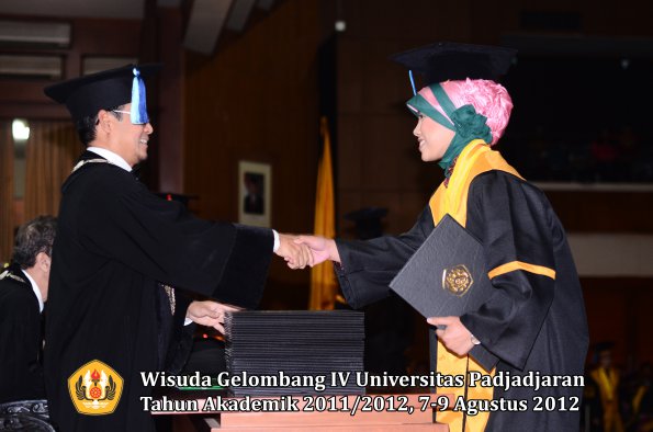 wisuda-unpad-gel-iv-2011_2012-fakultas-ilmu-keperawatan-oleh-dekan-056