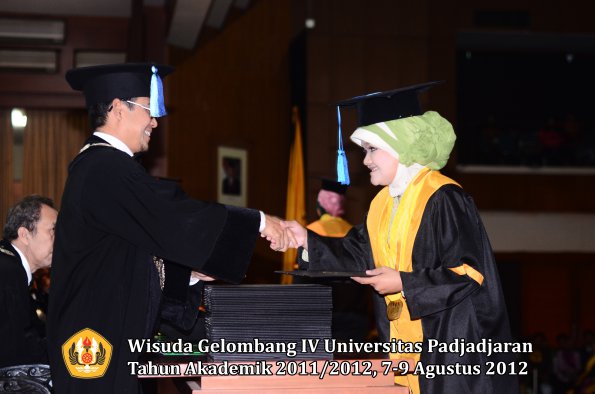 wisuda-unpad-gel-iv-2011_2012-fakultas-ilmu-keperawatan-oleh-dekan-057