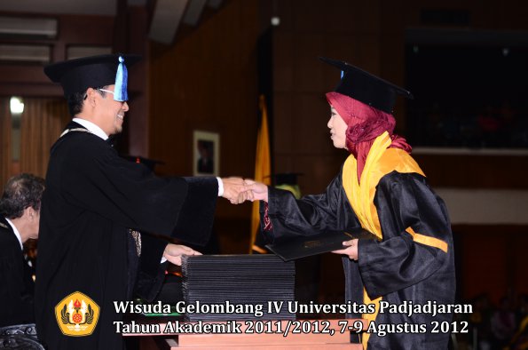 wisuda-unpad-gel-iv-2011_2012-fakultas-ilmu-keperawatan-oleh-dekan-058