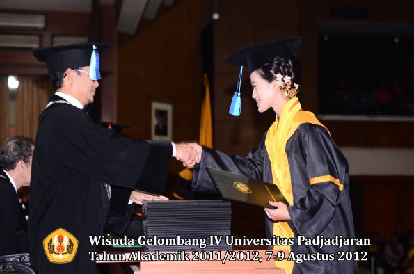 wisuda-unpad-gel-iv-2011_2012-fakultas-ilmu-keperawatan-oleh-dekan-059