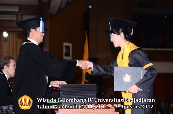 wisuda-unpad-gel-iv-2011_2012-fakultas-ilmu-keperawatan-oleh-dekan-060