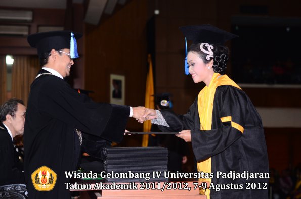 wisuda-unpad-gel-iv-2011_2012-fakultas-ilmu-keperawatan-oleh-dekan-061