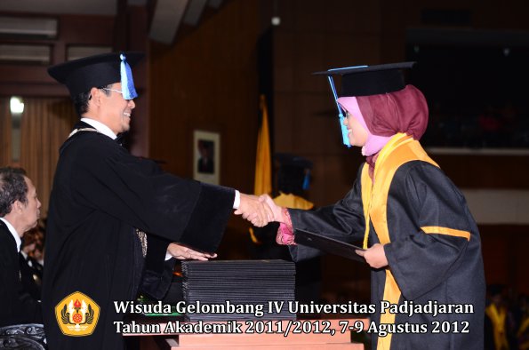 wisuda-unpad-gel-iv-2011_2012-fakultas-ilmu-keperawatan-oleh-dekan-062