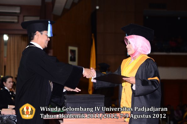 wisuda-unpad-gel-iv-2011_2012-fakultas-ilmu-keperawatan-oleh-dekan-066