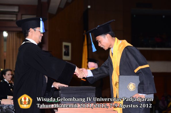 wisuda-unpad-gel-iv-2011_2012-fakultas-ilmu-keperawatan-oleh-dekan-067