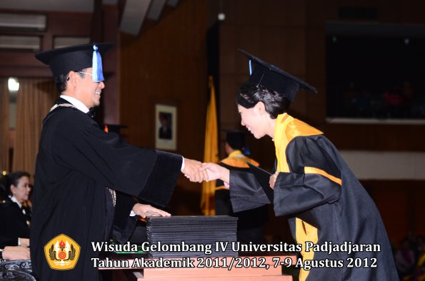 wisuda-unpad-gel-iv-2011_2012-fakultas-ilmu-keperawatan-oleh-dekan-068