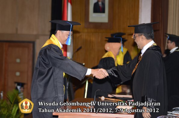 wisuda-unpad-gel-iv-2011_2012-fakultas-ilmu-keperawatan-oleh-rektor-002